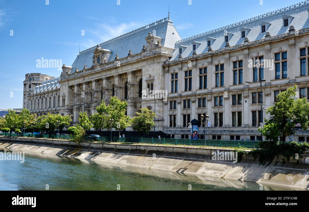 Das Berufungsgericht von Bukarest, Curtea de Apel București, mit Blick auf den Fluss Dâmbovița in Zentral-Bukarest, Rumänien 29. Juli 2023. Fotos von Tim CH Stockfoto