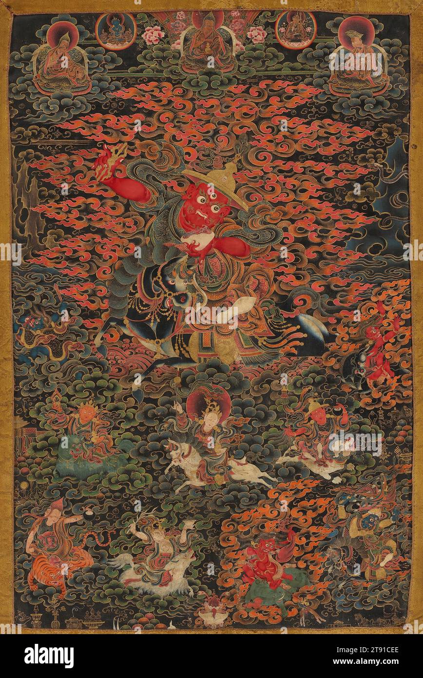 Pehar (weltliche Beschützergottheit), Ende des 17. Jahrhunderts, 17-7/8 x 11-3/4 Zoll (45,4 x 29,8 cm), Mineralfarben und Gold auf großer Baumwolle, Tibet, 17. Jahrhundert, Schutzgottheiten sind in visuell und symbolisch komplexen Kunstwerken dargestellt, wie diesem Rollbild. In einer fantastischen Landschaft aus Gottheiten und Geistern galoppiert Pehar tapfer, hält einen Vajra (Blitzschlag für Erleuchtung) und einen Schädelbecher (für die Eroberung der Unwissenheit) in seinem Bestreben, den buddhistischen Glauben zu schützen. Der schwarze Hintergrund symbolisiert Hass Stockfoto