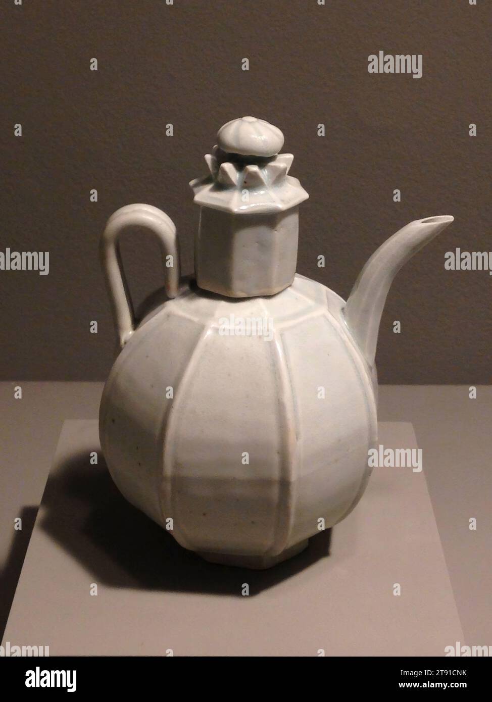 Achteckige Ewer and Cover, 11. Jahrhundert, 8-9/16 x 6-5/16 x 5 Zoll (21,7 x 16,0 x 12,7 cm), Qingbai Geschirr Porzellan mit blassblauer Glasur, China, 11. Jahrhundert, Qingbai (bläulich-weiß) ist ein passender Begriff für eine dünne, durchscheinende Glasur mit einem hellen, bläulichen Ton, der sich dort vertieft, wo es verdickt oder sich in Tieftöne sammelt. Qingbai-Porzellane sind in Südchina heimisch; die Provinz Jiangxi war die Hauptquelle und es ist wahrscheinlich, dass die Öfen in der Nähe von Jingde Zhen die größte Anzahl und beste Qualität produzierten Stockfoto