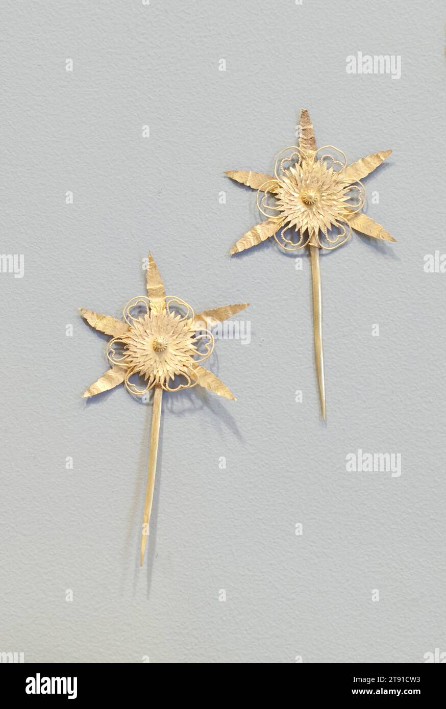 Haarschmuck, eins von einem Paar, 11. Jahrhundert, 3/4 x 2 Zoll (9,53 x 5,08 cm), Gold, China, 11. Jahrhundert, diese wunderschönen Haarnadeln sind mit fantasievollen Blumenblüten verziert, die aufwändig aus Goldblechdraht gefertigt sind, der gehämmert, eingeschnitten und verlötet wurde. An jedem Stift befindet sich eine doppelt überlappende prunusblüte innerhalb einer sechsblättrigen Drahtblume mit fünf dünnen gezackten Blättern. Der florale Stil stammt von der Tang-Dynastie (618–906) aus Gold und Silber, die bei der Aristokratie beliebt waren. Frauen der Oberschicht von Tang, Song (960–1279) und Liao (916–1125) benötigten eine Vielzahl von Haaren Stockfoto