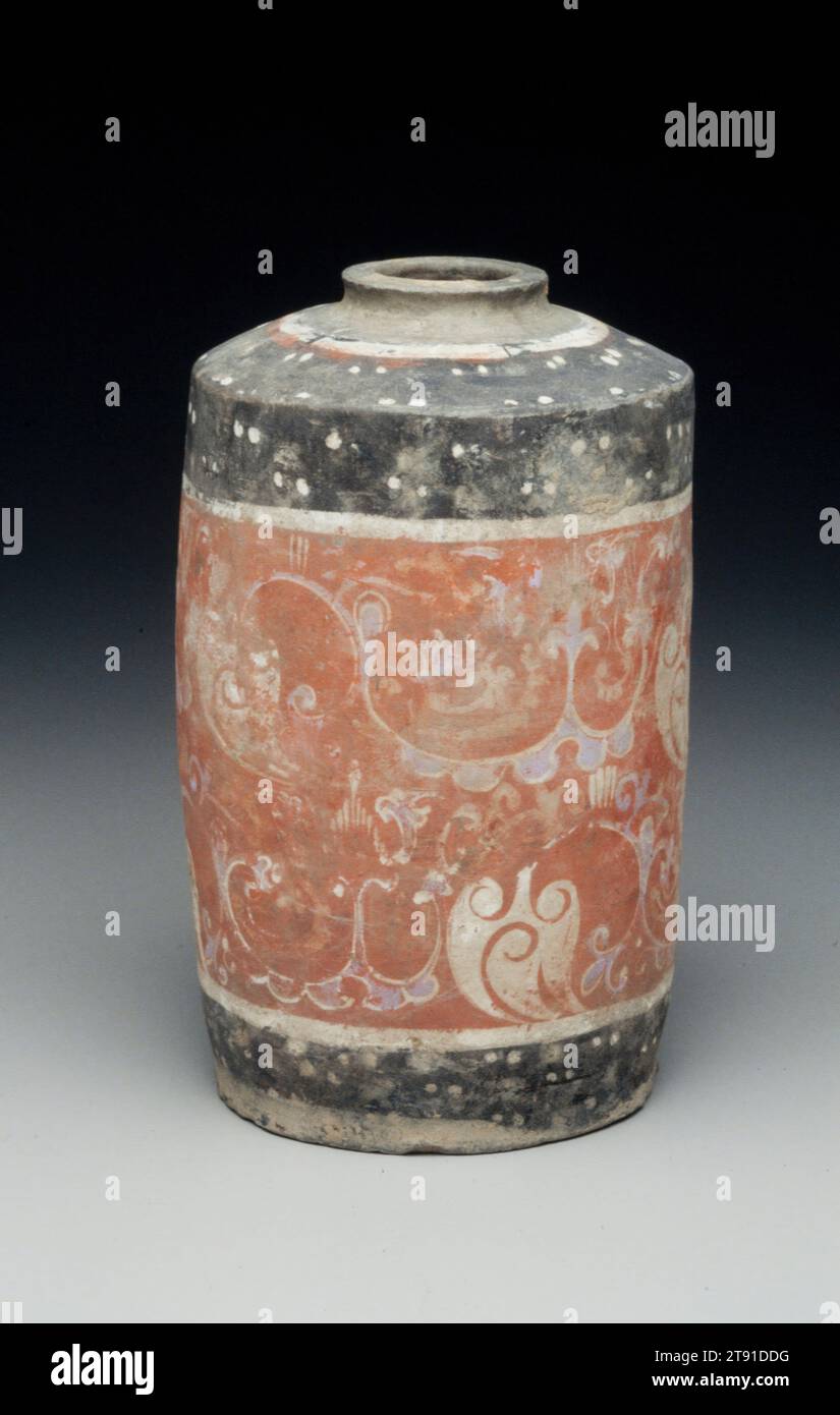 Becher, 2. Jahrhundert v. Chr., 6 3/4 x 4 1/8 Zoll (17,15 x 10,48 cm), Steingut mit Spuren von Pigmenten, China, 2. Jahrhundert v. Chr., gut erhaltene Beispiele von Han-bemalten Töpferwaren, diese drei Lagergefäße zeigen, dass anspruchsvolle Produktionstechniken, die auf einer Arbeitsteilung und Qualitätskontrolle beruhen, von den westlichen Han gut etabliert wurden. Obwohl sie von verschiedenen Kunsthandwerkern vergossen und bemalt wurden, scheinen alle drei Gläser vom selben Band zu kommen. Einheitliche Produktionsstandards wurden während Han sehr wichtig, als durch den nationalen und internationalen Handel enormer Reichtum erzielt wurde. Stockfoto