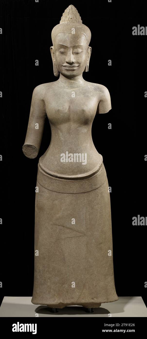 Prajnaparamita, Ende des 12. Bis Anfang des 13. Jahrhunderts, 51 1/2 x 15 x 8 1/4 Zoll (130,81 x 38,1 x 20,96 cm), grauer Sandstein, Kambodscha, 12.-13. Jahrhundert, die geschmeidige Schnitzerei von Körperbänden verleiht dieser polierten Steinskulptur eine Leichtigkeit und Anmut, für die die Khmer-Skulptur berühmt ist. Es wurde wahrscheinlich während der Herrschaft von König Jayavarman VII. (Regierungszeit ca. 1181–1218) geschaffen, der sich mit dem Buddha identifizierte und wiederum seine Mutter mit Prajnaparamita gleichsetzte, der Mutter aller Buddhas. Er beauftragte freistehende Skulpturen der Gottheit – der Göttin der transzendenten Weisheit – in Gestalt der Königin Stockfoto