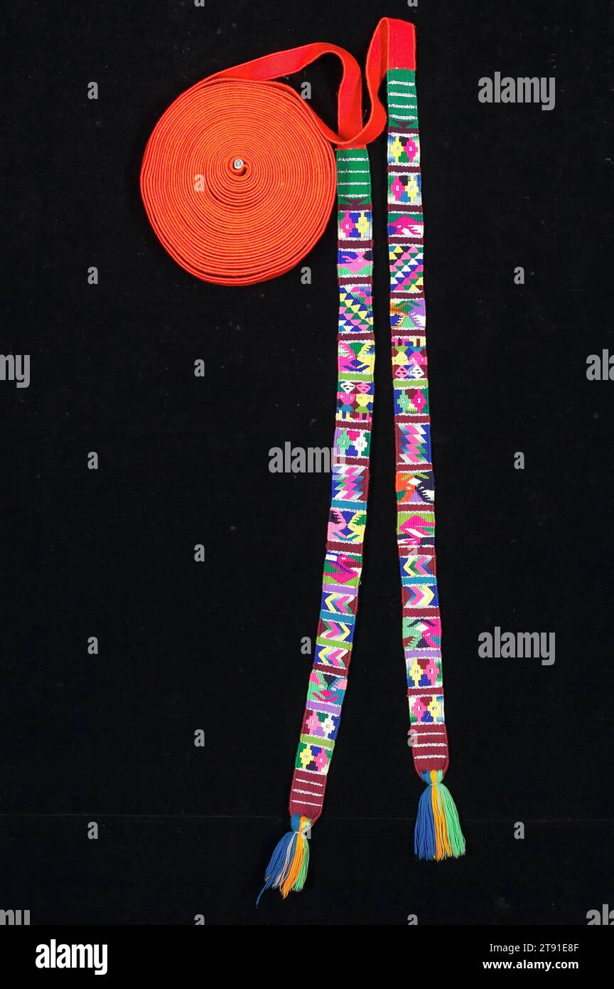 Kopfband (xk'ap), ca. 1970, 521 x 11/16 Zoll (1323,3 x 4,3 cm) (mit Quasten), Baumwolle, Synthetik, Metallgarn, Guatemala, im 20. Jahrhundert haben Frauen von Santiago Atitlán seit Generationen lange, schmale, rote Bänder um ihren Kopf gewickelt, um einen unverwechselbaren Halo-Effekt zu erzeugen. Die Band, die den xk'ap bildet, kann über 40 Meter lang sein und soll die Regenbogenschlange darstellen. Die Regenbogenschlange wird mit einem spektakulären Naturphänomen gleichgesetzt - dem ätherischen kosmischen Halos, der manchmal den Mond in regnerischen Nächten umgibt Stockfoto