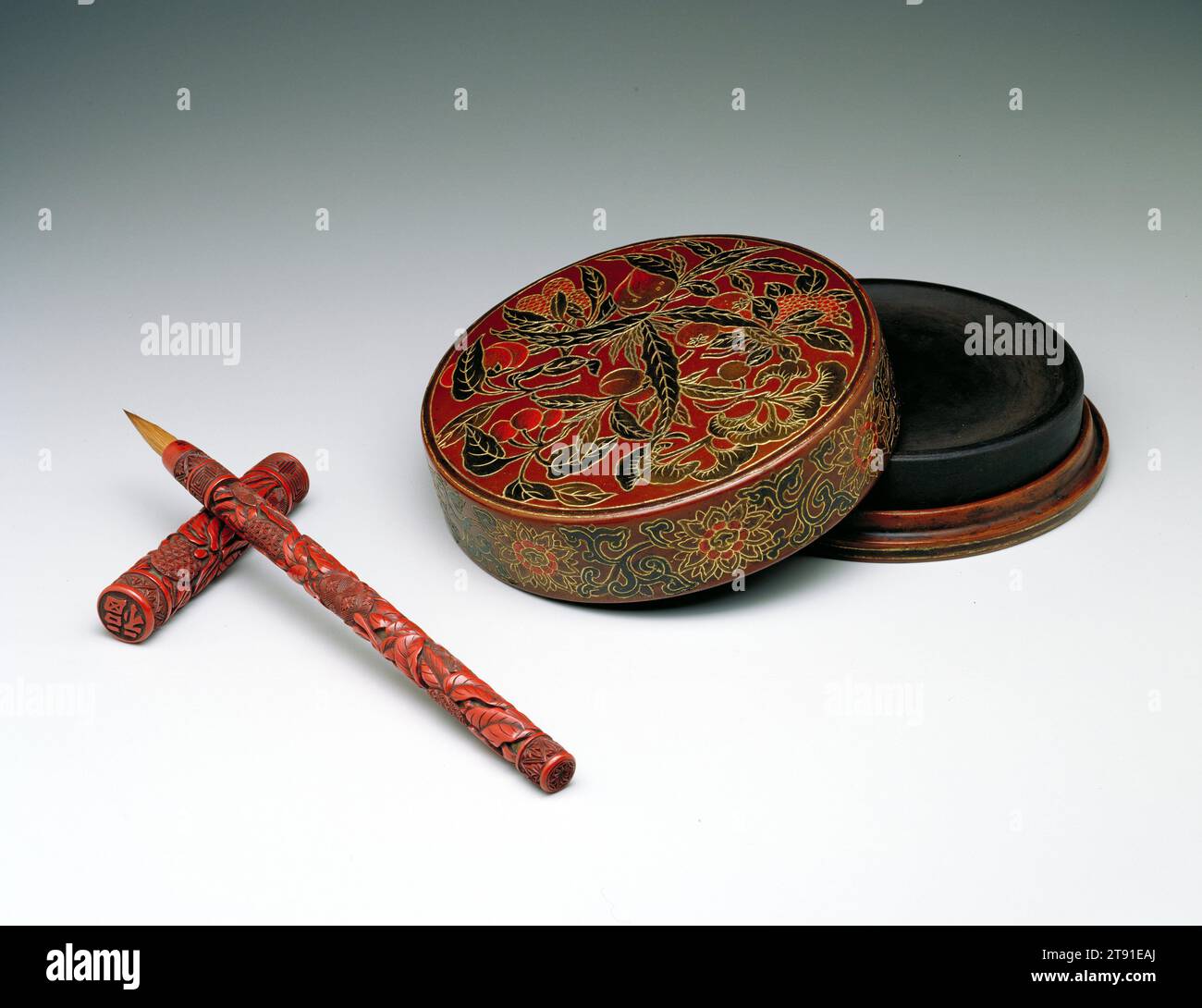 Bürste und Abdeckung, ca. 1600, 8 7/16 x 5/8 Zoll (21,43 x 1,59 cm), geschnitzter roter Lack auf Holz und Tierfell, China, 16.-17. Jahrhundert, einige neolithische Töpferwaren der Yang-shao-Kultur (3. Jahrtausend v. Chr.) zeigen Beweise dafür, dass sie mit dem gleichen Spitzpinsel gemalt wurden, der heute von Malern und Kalligrafen verwendet wird. Der chinesische Pinsel ist ein außergewöhnlich vielseitiges und empfindliches Schreib- und Malinstrument. Die Beherrschung erfordert jahrelanges schwieriges Üben. Es stellte jedoch talentierten Malern und Kalligrafen ein außergewöhnliches Werkzeug zur Verfügung Stockfoto