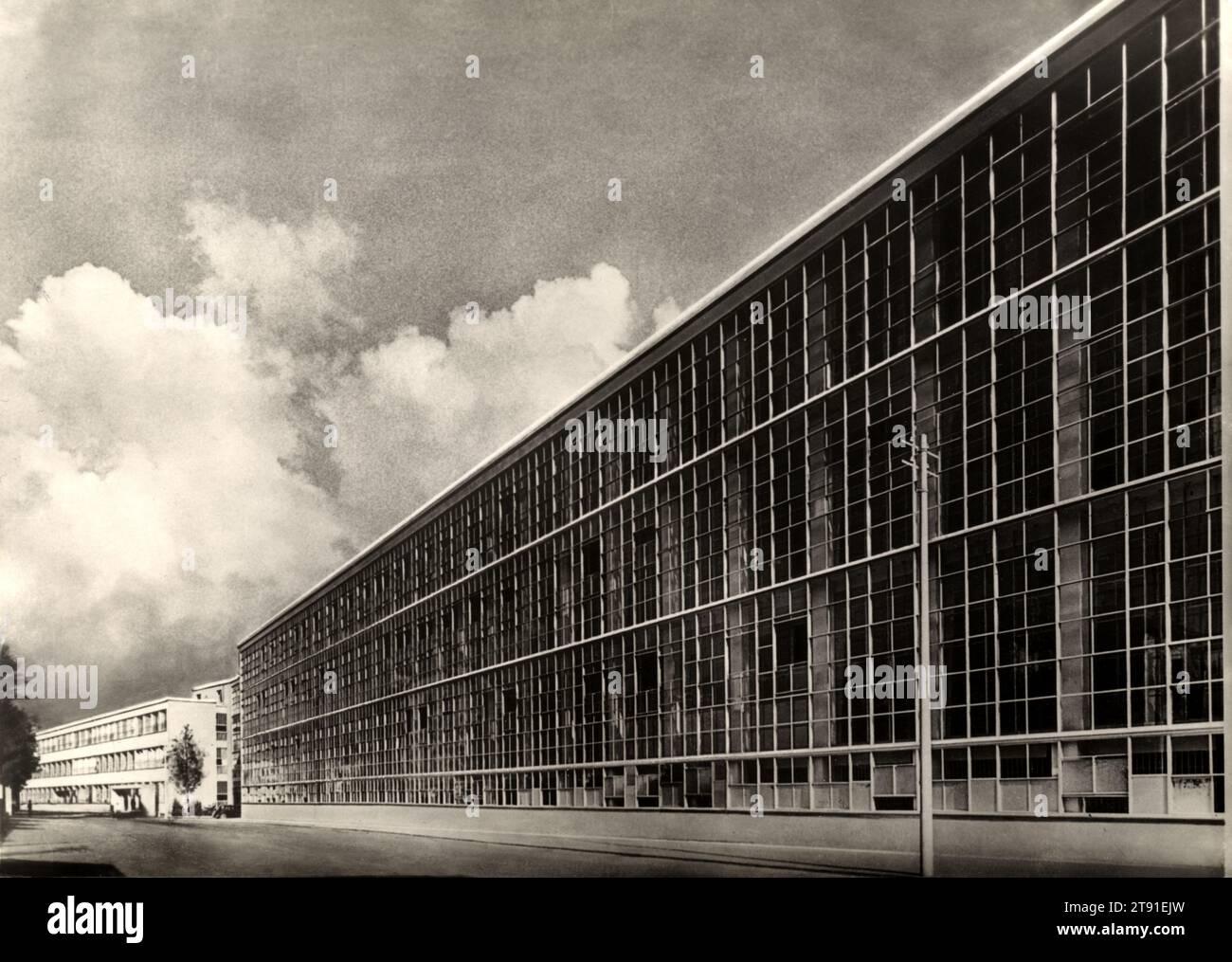 1955 CA , Ivrea , Turin , ITALIEN : das Gebäude der OLIVETTI-Konzernfabrik in Ivrea , von der Nordfront ( fronte lato Nord ) , von den modernen rationalistischen Architekten Luigi Figini und Gino Pollini . Der italienische Unternehmer und Ingenieur CAMILLO OLIVETTI ( 1868–1943 ) war der Gründer von Olivetti & Co., Schreibmaschinen , Taschenrechner und Computer indus?Trial Magnate . Nach ihm wurde die Arbeit mit seinem Sohn ADRIANO OLIVETTI ( 1901–1960 ) fortgesetzt. Unbekannter Fotograf. - GESCHICHTE - FOTO STORICHE - ARCHITETTURA - ARCHITEKTUR - INDUSTRIE - INDUSTRIE - MAKCHINA DA SCRIVERE - MACCHINA - SCHREIBMASCHINE - PA Stockfoto