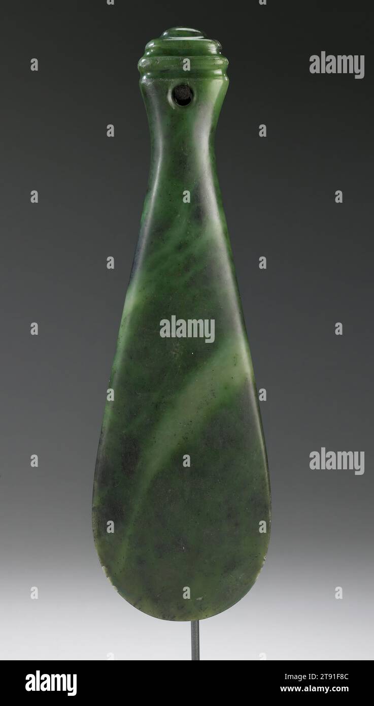 Mere Pounamu, 13 x 4 x 1 Zoll (33,02 x 10,16 x 2,54 cm), Nephrit, Aotearoa (Neuseeland), unter den Maori galten Waffen als wertvolle Erbstücke, und diejenigen aus Nephrit, auch neuseeländische Jade genannt, waren die wertvollsten von allen. Dieser angesehene Club wäre vor allem eine Waffe gewesen, die für den Kampf von Hand zu Hand bestimmt war. Der Krieger Griff sie mit beiden Händen an und Griff den Feind mit kurzen Schnitten oder Stoßbewegungen an. Diese Art von Verein war auch ein Statussymbol, das vor dem Kampf im Gürtel getragen und an einem geheimen Ort aufbewahrt wurde, wenn er nicht benutzt wurde Stockfoto
