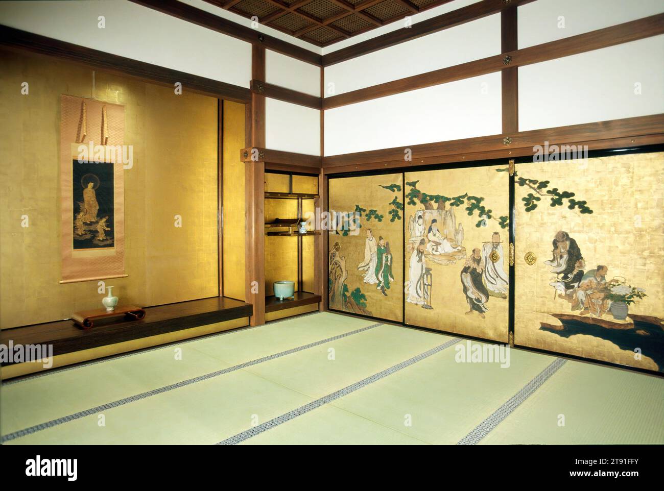 Formelle Audience Hall, erbaut 2001, Yasuimoku Komuten Company Ltd., Japan, 21. Jahrhundert, der opulente Geist von Momoyama Japan wird in dieser formellen Audience Hall ausgestellt, einer Nachbildung eines Saals aus dem 17. Jahrhundert im Konchi-in, einem Tempel im riesigen Zen-Kloster von Nanzenji im Osten von Kyoto. Diese elegant proportionierten und dekorierten Zimmer sind als Shoin bekannt, was wörtlich „Studien- oder Schreibsaal“ bedeutet, obwohl sie von Japanern als Empfangsräume für Besuchergäste und offizielle Regierungsboten genutzt wurden. Wie typisch für die japanische Wohnarchitektur, hat dieses Gebäude freiliegende Pfosten Stockfoto