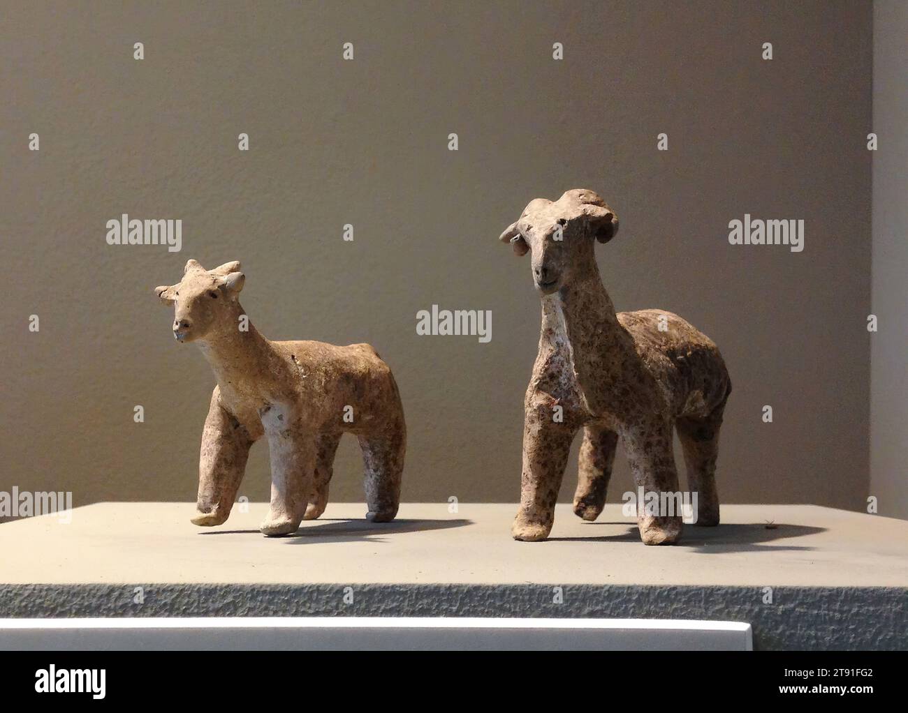 Schafe, 3000-2500 BCE, 3-1/8 x 4-5/8 x 1-3/4 Zoll (7,9 x 11,7 x 4,4 cm), Steingut, China, 31.-24. Jahrhundert v. Chr., mit wenig mehr als gerollten und eingeklemmten Tonstücken, ein neolithischer Handwerker, der vor über 4.000 Jahren arbeitete, nahm geschickt das Wesen eines Mutterschafs und Widders ein. Kleine Tonbilder anderer domestizierter Tiere wie Schweine, Hunde, Hühner und Schafe wurden von zahlreichen neolithischen Fundstätten in der Provinz Hubei ausgegraben. Obwohl man vermutet, dass solche Zahlen mit den Nachbarvölkern in den Provinzen Hunan und Henan gehandelt wurden, sind wir uns nicht sicher, welchen Zweck sie möglicherweise gedient haben Stockfoto