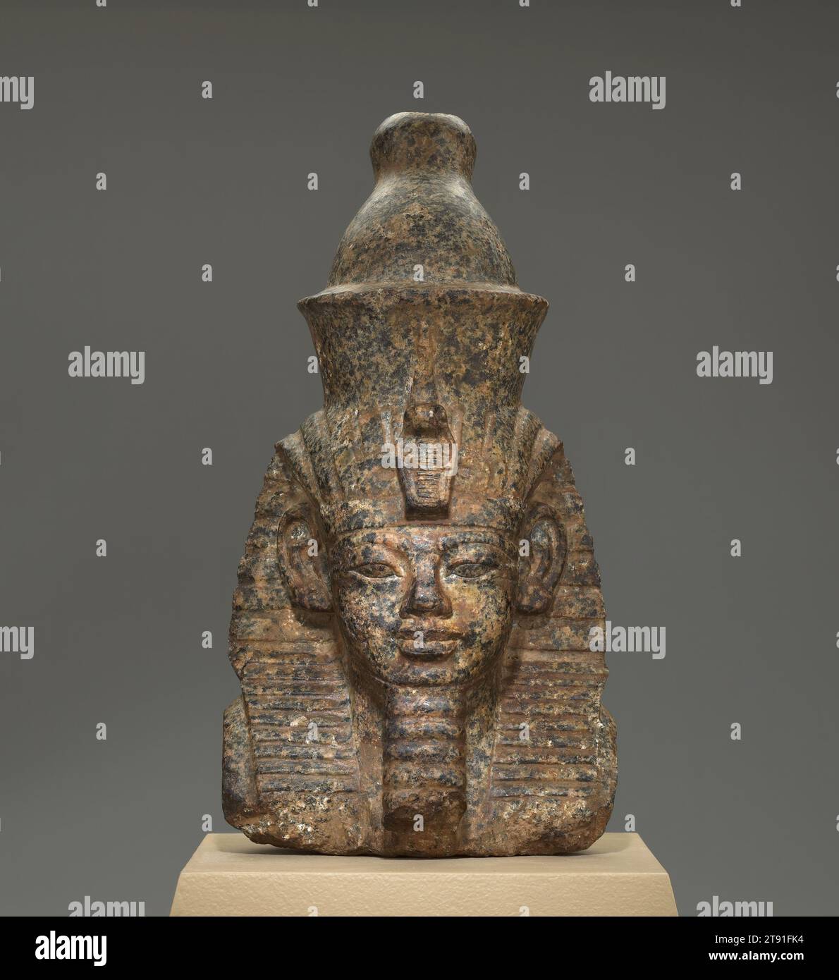 Porträt des Pharao Amenhotep III, 1391-1353 v. Chr., 10 3/8 x 6 x 5 Zoll (26,35 x 15,24 x 12,7 cm), Granodiorit, Ägypten, 15.-14. Jahrhundert v. Chr., „Amenhotep der prächtige“ ist das Epithet des Pharao Amenhotep III. Und es sagt alles. In den 1300er Jahren v. Chr. regierte er ein Reich, das sich von Nordsyrien bis zum Sudan erstreckte, ein Gebiet, das ungefähr so groß war wie Alaska, Texas und Wisconsin zusammen. Seine 38-jährige Herrschaft war eine Zeit des politischen, wirtschaftlichen und kulturellen Wohlstands, und er beauftragte zahlreiche geschnitzte Porträts von sich, die in der Höhe von 60 Fuß bis ein paar Zentimeter variierten. Stockfoto