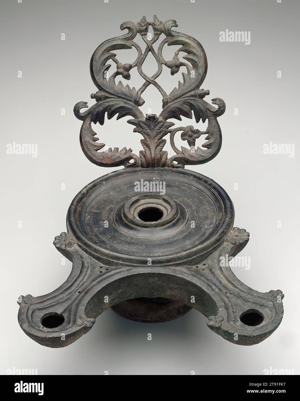 Öllampe, 1. Jahrhundert v. Chr. - 1. Jahrhundert CE, 9 1/16 x 9 7/16 x 14 1/2 Zoll (23,02 x 23,97 x 36,83 cm), Bronze, Italien, 1. Jahrhundert v. Chr. - 1. Jahrhundert n. Chr Stockfoto