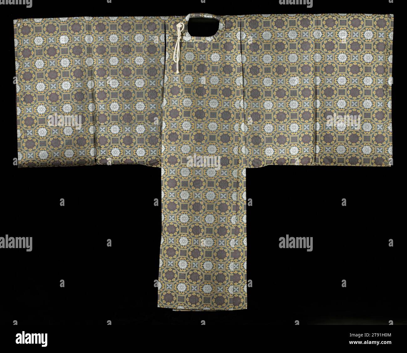 Noh Kostüm mit geometrischem Muster für die Rolle der Okina, 19. Jahrhundert, Unbekannter Japaner, 63 x 81 7/16 cm. (160,02 x 206,85 cm), Twill-gewebte Seide mit zusätzlichem Schussmuster, Japan, 19. Jahrhundert, Kariginu, wörtlich „Jagdrobe“ war ursprünglich eine informelle Jacke, die von Adligen während der japanischen Heian-Ära (794–1185) getragen wurde. Später trugen Elitekrieger Kariginu als formellstes Kleidungsstück an. Denn die Gönner der Krieger drückten ihre Wertschätzung für die guten Darbietungen aus, indem sie den Schauspielern Artikel aus ihren eigenen, verschwenderischen Garderoben präsentierten Stockfoto