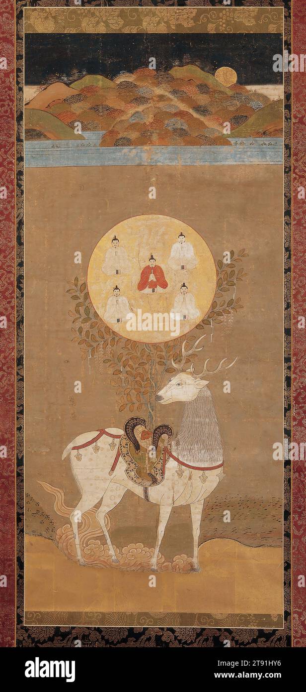 Hirschmandala des Kasuga-Schreins, erste Hälfte des 15. Jahrhunderts, Unbekanntes Japanisch, 35 5/16 x 3/4 cm (89,69 x 40,01 cm) (Bild)69 x 7/16 Zoll (175,26 x 54,45 cm) (Halterung, ohne Rolle), Tinte, Farbe und Gold auf Papier, Japan, 15. Jahrhundert, fünf Shinto-Gottheiten erscheinen in einer goldenen Kugel, die von einem Zweig von Glyzinien gestützt wird, alle auf einem weißen Hirsch mit einem üppigen lackierten Sattel. Der Hirsch ist vom Himmel hereingefahren, was durch die rosafarbene Wolke, auf der er steht, gekennzeichnet ist. Die Gottheiten innerhalb der Kugel repräsentieren die fünf Gottheiten des Kasuga-Schreins, der sich in der alten Hauptstadt Nara befindet. Stockfoto