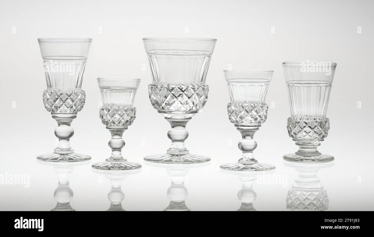 Wasserglas, aus einem Satz von vier Stück, ca. 1830, 5 1/4 x 3 1/4 x 3 1/4 Zoll (13,34 x 8,26 x 8,26 cm), Cut Glass, Frankreich (?), 19. Jahrhundert, diese Gläser bestehen aus einer von mehreren Tischdekorationen, die William und Mathilda Wilkins gehörten und zusammen mit der angrenzenden Sellerie-Vase in Homewood, dem Landsitz von Wilkins in der Nähe von Pittsburgh, verwendet wurden Stockfoto