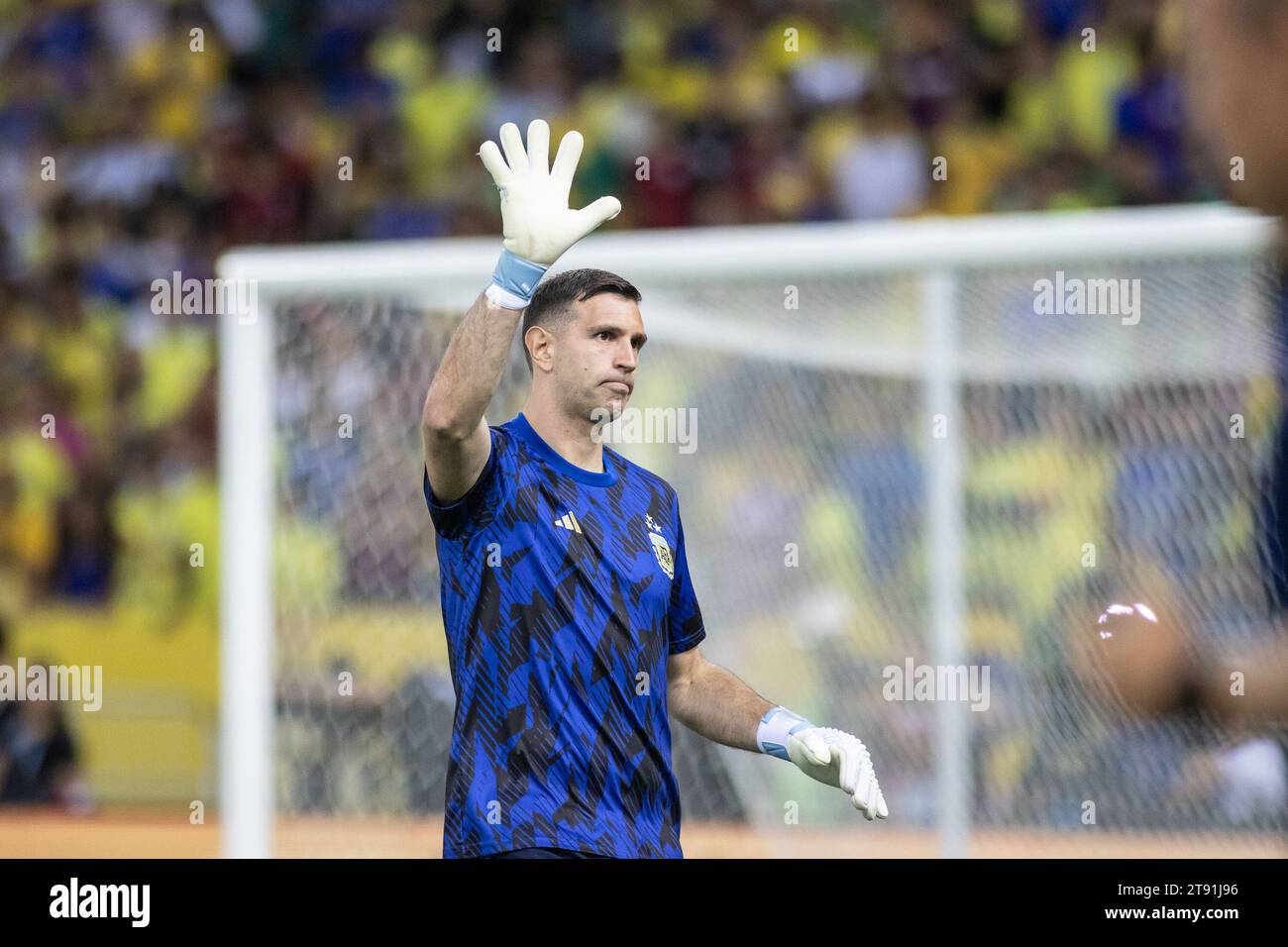 Rio De Janeiro, Brasilien. November 2023. RIO DE JANEIRO, BRASILIEN – 21. NOVEMBER: Der argentinische Emiliano Martínez wird am 21. November 2023 im Maracana-Stadion in Rio de Janeiro, Brasilien, vor einem Spiel zwischen Brasilien und Argentinien im Rahmen der Qualifikation zur FIFA-Weltmeisterschaft Südamerika 2026 aufwärmen. (Foto: Wanderson Oliveira/PxImages) Credit: PX Images/Alamy Live News Stockfoto