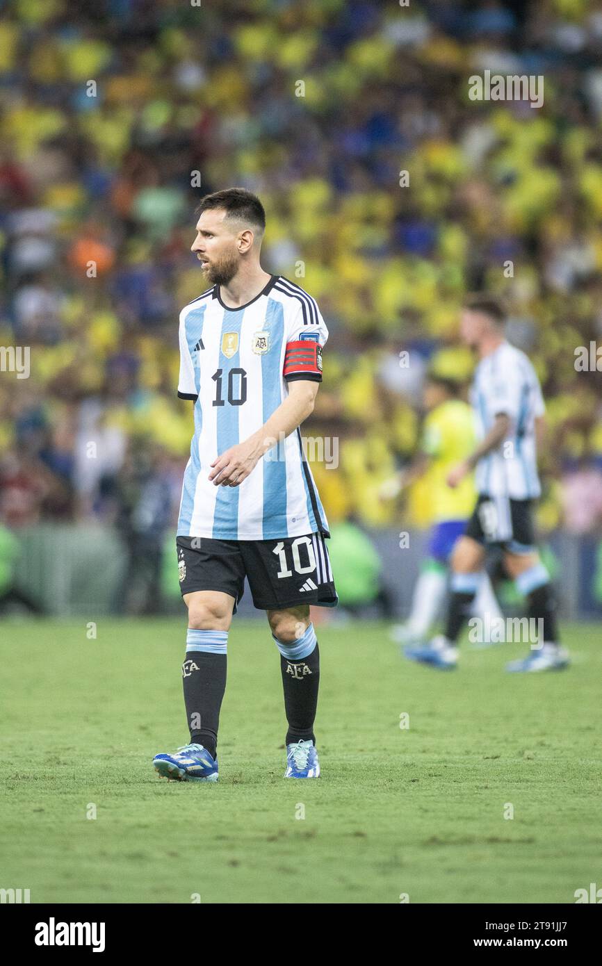 Rio De Janeiro, Brasilien. November 2023. RIO DE JANEIRO, BRASILIEN – 21. NOVEMBER: Messi von Argentinien sieht bei einem Spiel zwischen Brasilien und Argentinien im Rahmen der Qualifikation zur FIFA-Weltmeisterschaft Südamerika 2026 am 21. November 2023 im Maracana-Stadion in Rio de Janeiro, Brasilien, an. (Foto: Wanderson Oliveira/PxImages) Credit: PX Images/Alamy Live News Stockfoto