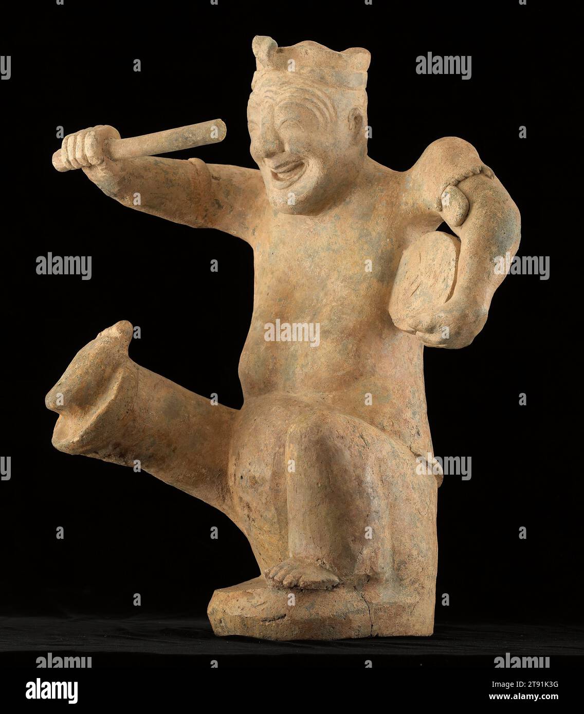 Figur eines hockenden Schlagzeugers, 1.-2. Jahrhundert, 23 3/4 x 17 x 15 3/4 Zoll. (60,33 x 43,18 x 40,01 cm), Steingut, China, 1.-2. Jahrhundert, komische Karikaturen von Künstlern waren besonders beliebt in der Provinz Sichuan während der östlichen Han-Dynastie (25–220 n. Chr.). Sie wurden als Grabfiguren verwendet und sorgten für Unterhaltung im Jenseits, und eine ganze Truppe könnte mit dem Verstorbenen beigesetzt werden. Trommler wie der hier vertretene spezialisierten sich auf eine Art Erzählkunst, die teils gesprochen, teils gesungen wurde. Dieser singt fröhlich, seine Stirn ist zerknittert vor Lachen. Sein schwerer Körper deutet darauf hin, dass er ein Zwerg ist Stockfoto