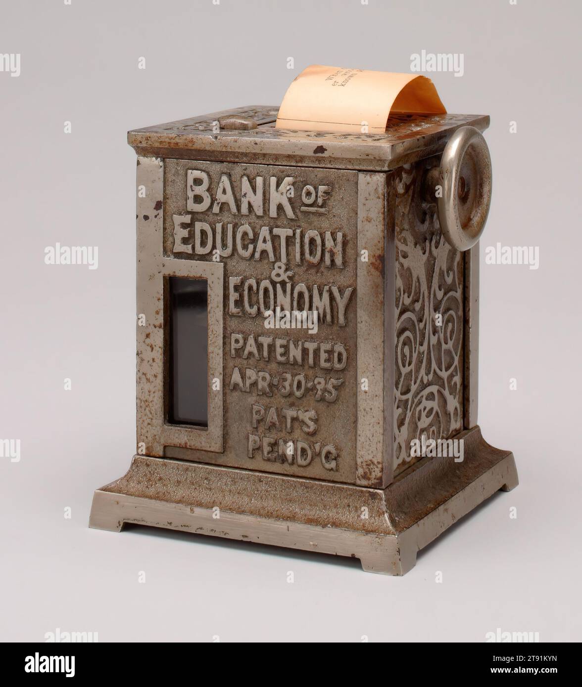 Bank of Education and Economy' Mechanical Bank, ca. 1895, Proctor Raymond Co., American (Buffalo, New York), 4 5/8 x 3 1/16 x 3 1/16 Zoll (11,75 x 7,78 x 7,78 cm), Eisen, Papier, Glas, USA, 19.-20. Jahrhundert Stockfoto