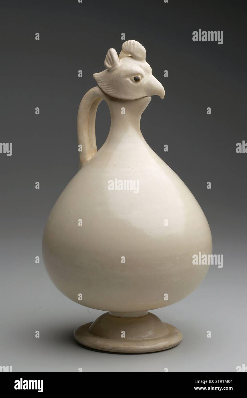 Ewer mit Fasanenkopfstopfen, 8. Jahrhundert, 12 x 6 3/4 x 6 3/4 Zoll (30,48 x 17,15 x 17,15 cm), Xing Porzellan mit Klarglasur, China, 8. Jahrhundert, Tang White Ware, das weltweit erste Porzellan - haltbar, fein vergossen und einfach verziert - setzen einen technischen und ästhetischen Standard für alle nachfolgenden Dynastien. Sie würde auch die keramischen Traditionen des Nahen Ostens beeinflussen. Dieser außergewöhnlich seltene Ausgießer ist mit einem abnehmbaren Deckel in Form eines Fasanenkopfes verschlossen. Er unterscheidet sich von früheren yue Ware-Beispielen dadurch, dass der Auslauf nicht auf der Schulter des Gefäßes sitzt Stockfoto
