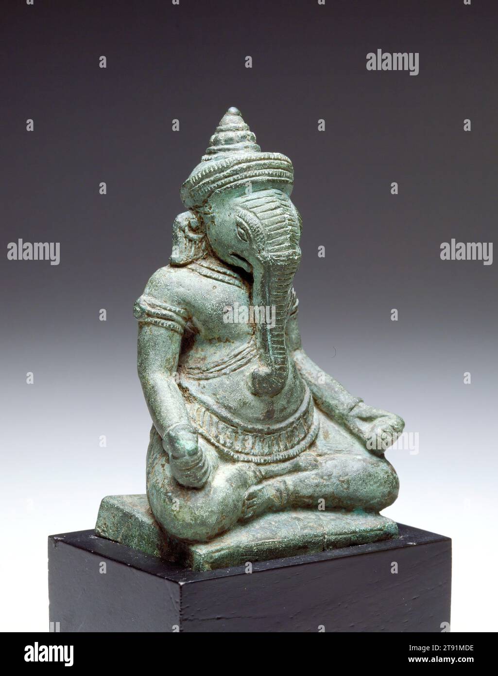 Ganesha, 12.-13. Jahrhundert, 4 x 2 3/4 x 1 15/16 Zoll (10,16 x 6,99 x 4,92 cm), Bronze, Kambodscha, 12.-13. Jahrhundert, Gott der Weisheit und Entfernung von Hindernissen sowohl sichtbar als auch unsichtbar, wird der Elefantenköpfige Ganesha zu Beginn jeder neuen Unternehmung oder Reise gerufen. Da der Geist der Gottheit in seinem Gleichnis liegt, sollte diese kleine Bronzestatue daher ein perfekter Reisebegleiter sein, der den Besitzer zu klugen Entscheidungen und sicheren Wegen führt Stockfoto