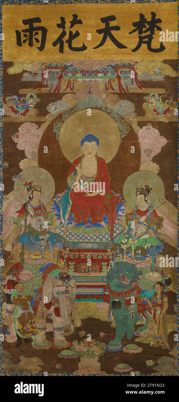 Buddhistische dreifaltigkeit von Vairocana, Manjusri und Samantabhadra, Ende 16. Bis 17. Jahrhundert, 90 13/16 x 33 3/4 cm. (230,66 x 85,73 cm) (Bild und Text)121 3/8 x 37 Zoll (308,29 x 93,98 cm) (ohne Rolle), Tinte, Farben und Gold auf Seide, China, 16.-17. Jahrhundert, dieses Gemälde zeigt Buddha Vairocana, der auf einem Lotosblumenthron im Himmel sitzt. Buddha Vairocana ist eine ikonische Figur im Mahayana, einem der wichtigsten Zweige des Buddhismus. Er wird als universeller Buddha und als Matrix angesehen, aus der alle Phänomene hervorgehen. Auf beiden Seiten befinden sich Buddha Vairocanas typische Begleiter, die Bodhisattvas der Weisheit Stockfoto