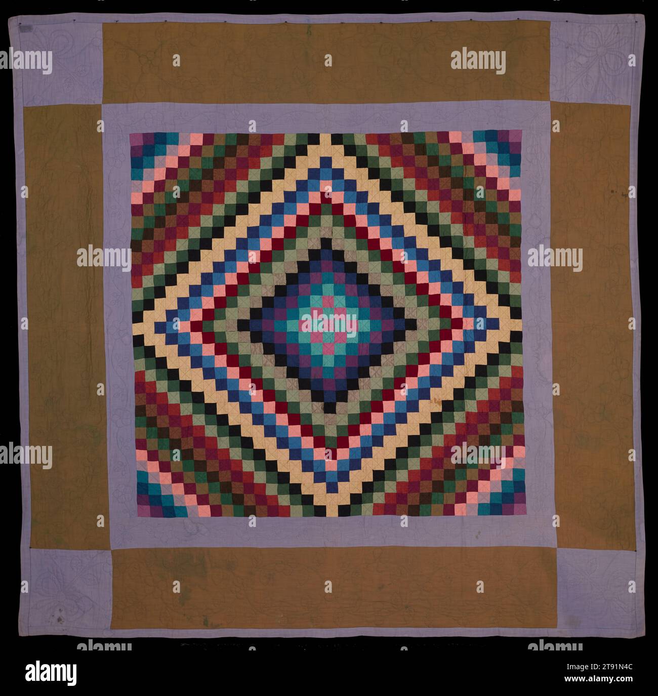 Sunshine and Shadow Quilt, ca. 1920, Unknown Amish, 81 3/16 x 81 1/2 cm (206,22 x 207,01 cm), Baumwolle, Wolle, synthetische Materialien; zusammengesetzt und gesteppt; USA, 20. Jahrhundert, Spuren von Verschleiß und Tränen sagen uns, dass dieser Steppbezug als Bettdecke fungierte. Um es zu kreieren, hat eine Amish eine Vielzahl von Stoffteilen zusammengefügt und zusammengenäht – Baumwolle, Satins, edle Wolle und sogar Kunststoffe. In den 1800er und frühen 1900er Jahren herrschten strenge Regeln für den Alltag der Amischen, so dass Amischen Frauen hauptsächlich selbstgemachte Stoffe in düsteren Farben verwendeten, die mit natürlichen Farbstoffen hergestellt wurden. Stockfoto