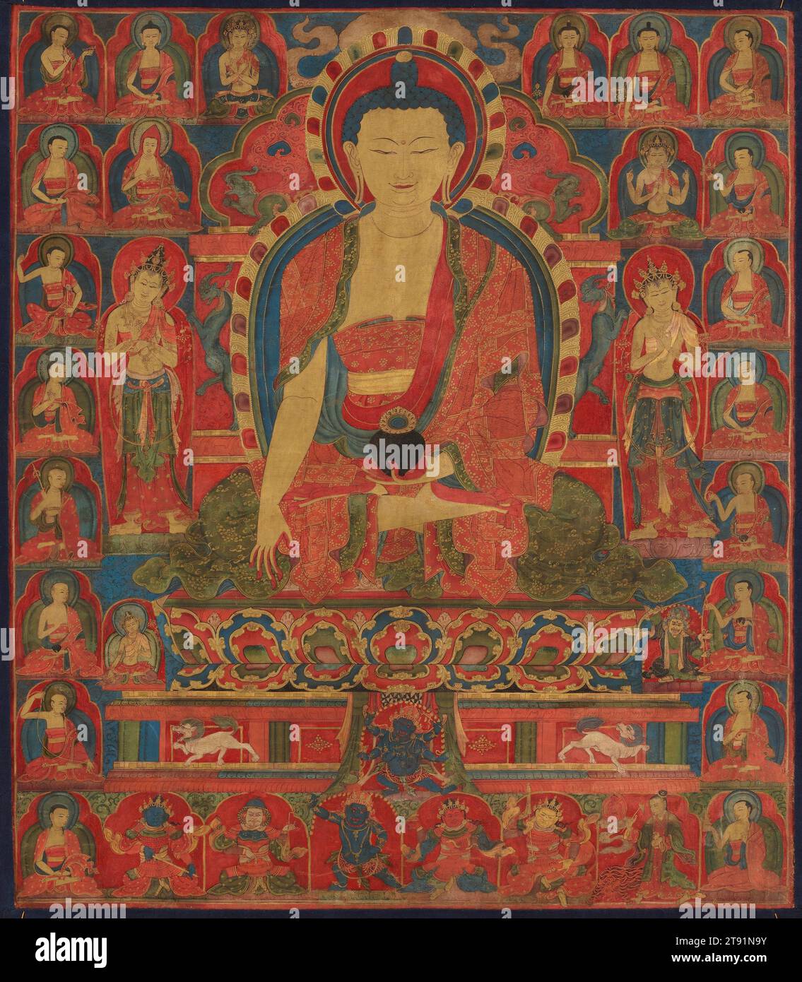 Shakyamuni Buddha, 1440-1470, 29 x 3/16 Zoll (73,66 x 63,98 cm) (Bild), undurchsichtiges Aquarell und Gold auf Baumwolle, Tibet, 15. Jahrhundert, der goldene, leuchtende Körper des Buddha wird zum Zeitpunkt seiner Erleuchtung in diesem atemberaubenden Thangka (Gemälde) dargestellt. Er trägt ein Flickenteppich-monastisches Gewand und trägt eine Bettelschale, die er beide adoptierte, nachdem er Askese über sein ehemaliges fürstliches Leben gewählt hatte. Seine rechte Hand streckt nach der Erde, und ein erhabener goldener Halo umgibt seinen Kopf und seinen Körper. Zwei Bodhisattvas stehen auf beiden Seiten seines Lotusblütenthrons Stockfoto