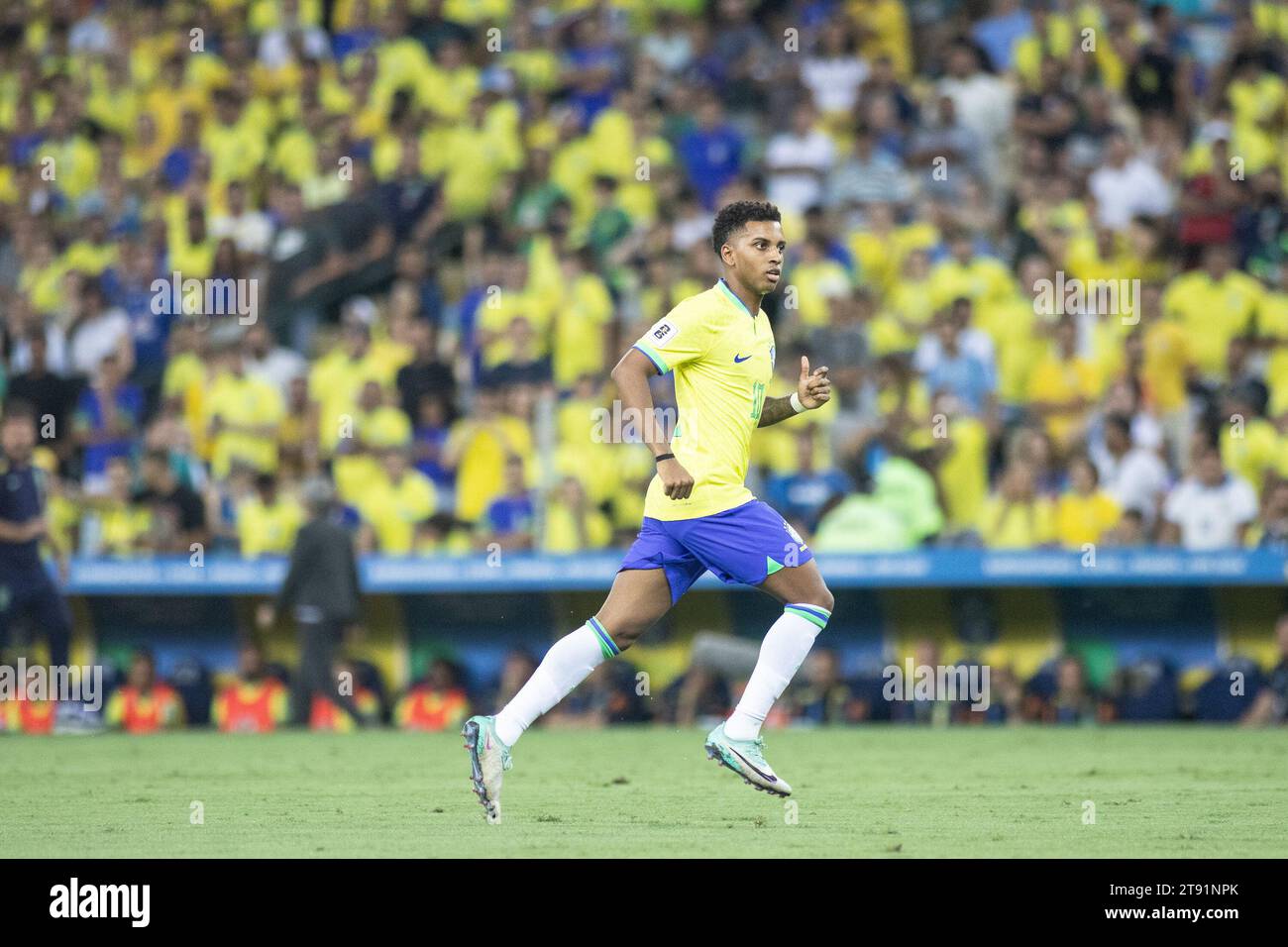 November 2023, Rio de Janeiro, Rio de Janeiro, Brasilien, Brasilien: Rodrygo (Brasilien) tritt am 21. November 2023 in Rio de Janeiro (Brasilien) im Maracana-Stadion für den Ball bei einem Spiel zwischen Brasilien und Argentinien im Rahmen der Qualifikation zur FIFA-Weltmeisterschaft Südamerika 2026 an. (Foto von Wanderson Oliveira/PxImages) (Foto: © Wanderson Oliveira/PX Imagens via ZUMA Press Wire) NUR REDAKTIONELLE VERWENDUNG! Nicht für kommerzielle ZWECKE! Quelle: ZUMA Press, Inc./Alamy Live News Stockfoto