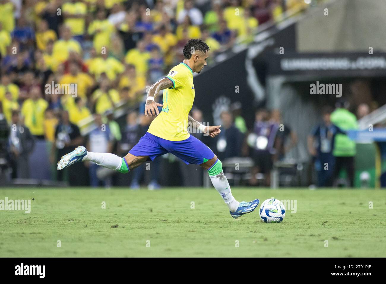 Rio De Janeiro, Brasilien. November 2023. RIO DE JANEIRO, BRASILIEN – 21. NOVEMBER: Rafinha aus Brasilien schießt den Ball während eines Spiels zwischen Brasilien und Argentinien im Rahmen der Qualifikation zur FIFA-Weltmeisterschaft Südamerika 2026 im Maracana-Stadion am 21. November 2023 in Rio de Janeiro, Brasilien. (Foto: Wanderson Oliveira/PxImages/SIPA USA) Credit: SIPA USA/Alamy Live News Stockfoto