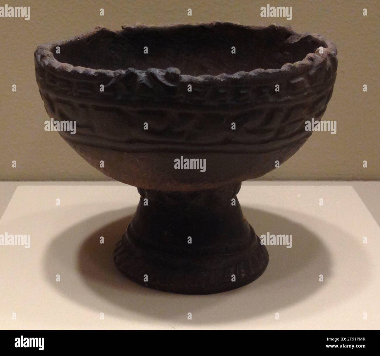 Stängelbecher, 1000-400 BCE, Unbekanntes Japanisch, 3 1/8 x 3 15/16 x 4 Zoll (7,94 x 10 x 10,16 cm), Steingut, Japan, 10. Bis 4. Jahrhundert v. Chr., während der prähistorischen Jōmon-Ära Japans (14.000–300 v. Chr.) fertigten Handwerker tiefe Gläser für rituelle Zwecke und zur Aufbewahrung von Lebensmitteln. Gegen Ende dieser Ära begannen sie auch, kleine Tonschalen und Tassen für den individuellen Gebrauch zu Formen. Diese Schiffe deuten auf die praktischen Bedenken einer eher besiedelten Gesellschaft hin, als die Japaner begannen, sich in größeren Gemeinden zu organisieren. Trotz seiner bescheidenen Skala weist dieser Becher markante Markierungen auf Stockfoto