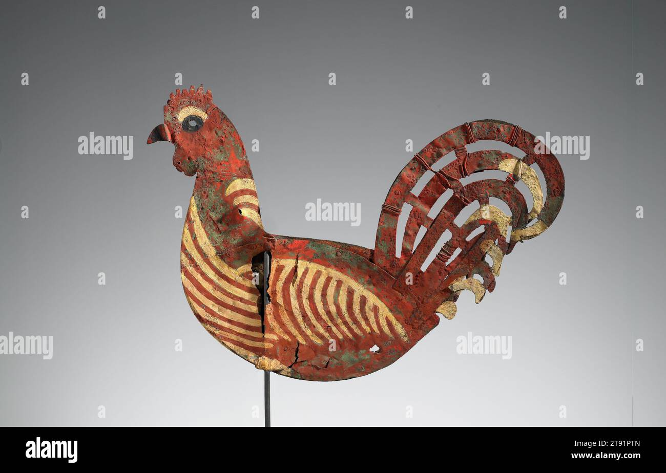 Hahn Wetterfahne, ca. 1890, 29 3/4 x 28 1/2 x 2 Zoll (75,57 x 72,39 x 5,08 cm), Kupfer, Eisen, Pigment, USA, im 19. Jahrhundert thronte diese handgefertigte Wetterfahne stolz auf einer Scheune in Red Hook, New York, bis sie in den 1970er Jahren verkauft wurde Es besteht aus Teilen, die aus Kupferblech geschnitten, vernietet und miteinander verdrahtet sind. Die ursprüngliche Oberfläche wurde später lackiert, was zu dem Knistern führte, das Sie heute sehen Stockfoto