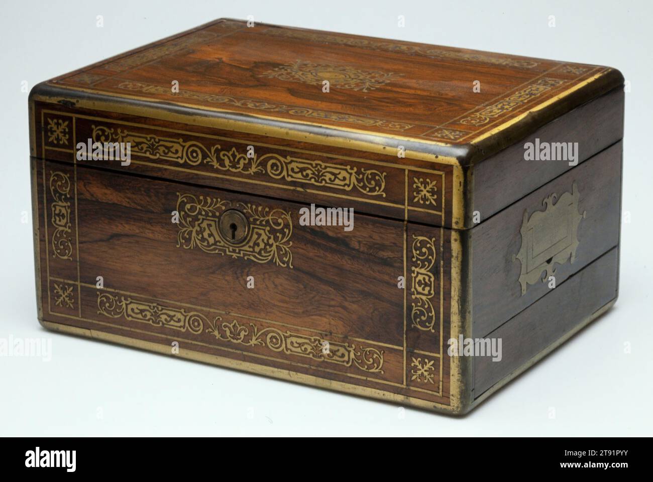 Ankleidebox, 19. Jahrhundert, 6 3/4 x 12 7/8 x 9 1/4 Zoll (17,15 x 32,7 x 23,5 cm), Palisander, mit Messing eingelegt, mit Toilettenartikeln, England, 19. Jahrhundert Stockfoto