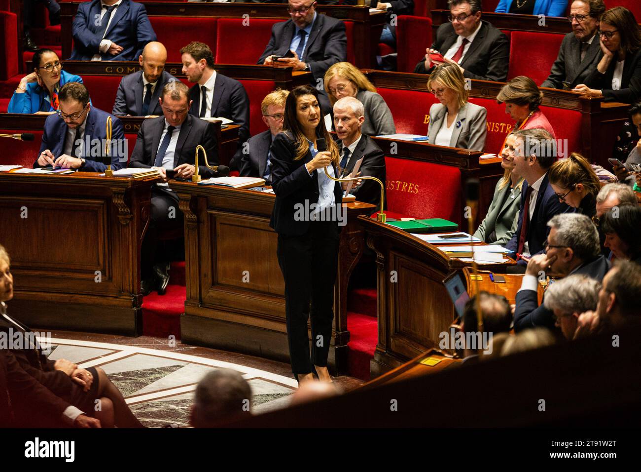 Paris, Frankreich. November 2023. Sabrina Agresti-Roubache, Staatssekretärin des für die Stadt zuständigen Ministers für ökologischen Wandel und territorialen Zusammenhalt, spricht vor der Nationalversammlung. Eine wöchentliche Sitzung mit Fragen an die französische Regierung in der Nationalversammlung im Palais Bourbon in Paris. (Foto: Telmo Pinto/SOPA Images/SIPA USA) Credit: SIPA USA/Alamy Live News Stockfoto