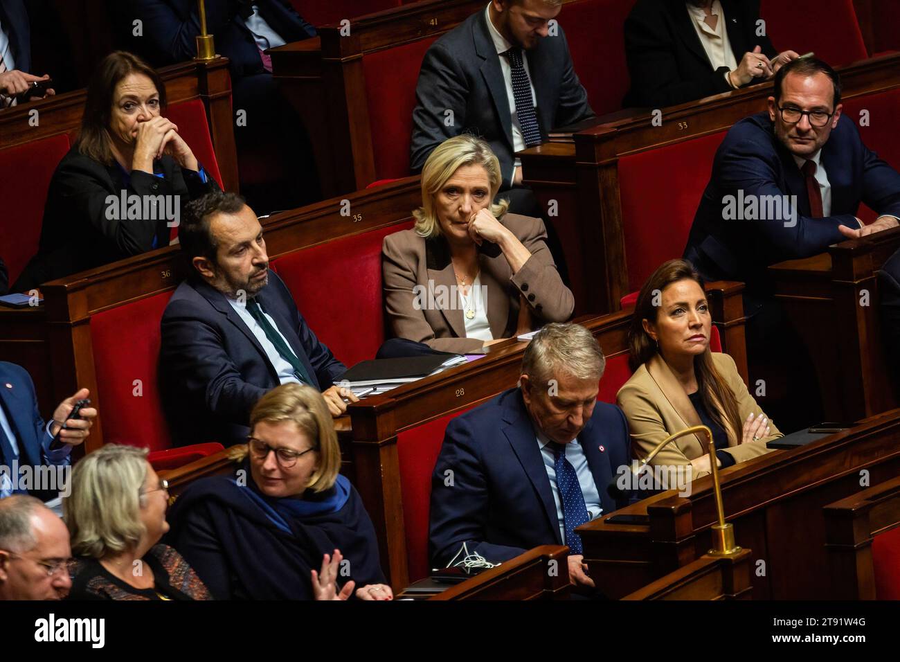 Paris, Frankreich. November 2023. Rassemblement nationale parlamentarische Bank bei der Nationalversammlung. Eine wöchentliche Sitzung mit Fragen an die französische Regierung in der Nationalversammlung im Palais Bourbon in Paris. (Foto: Telmo Pinto/SOPA Images/SIPA USA) Credit: SIPA USA/Alamy Live News Stockfoto