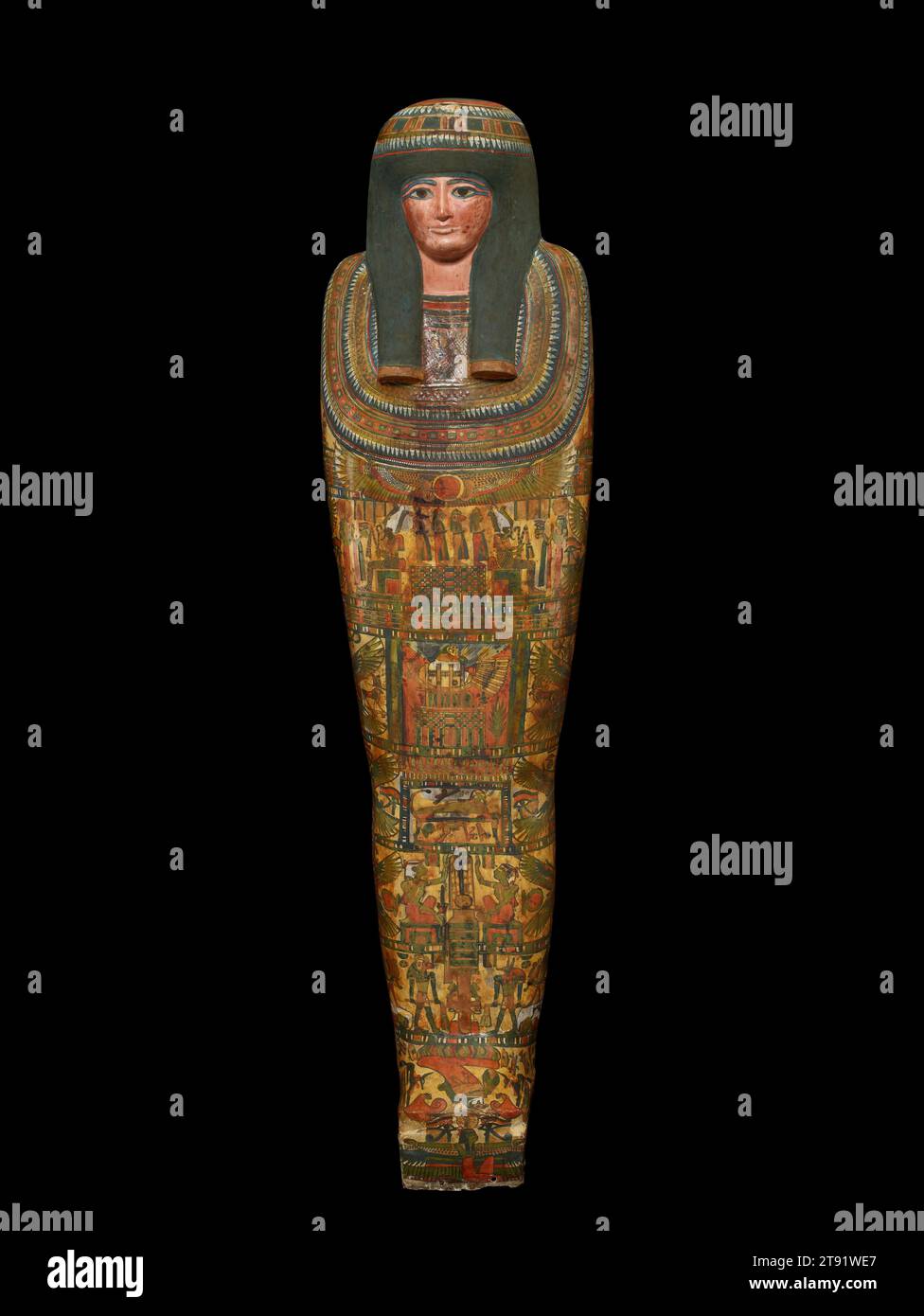 Karton von Lady Tashat, 945-712 v. Chr., 67 Zoll (170,2 cm), lackiertes und lackiertes Leinen, Ägypten, 11.-8. Jahrhundert v. Chr., dieser Sarg und die Kartonage (Mumienkoffer) wurden für Lady Tashat, die Tochter des Provinzgouverneurs Djehutyhotep (ausgesprochen: Je-hooti-HO-tep, was „Türhüter des Goldhauses von Amen“ bedeutet), geschaffen. Der Sarg und die Kartonage haben die Form von Mumien mit idealisierten Gesichtern, riesigen Blumenkragen und Brustschmuck in Form einer geflügelten Sonnenscheibe. Während die Außenseite des Sarges nur eine einzige Zeile der Aufschrift in der Mitte des Deckels und eine andere um den Rand der Kiste hat Stockfoto