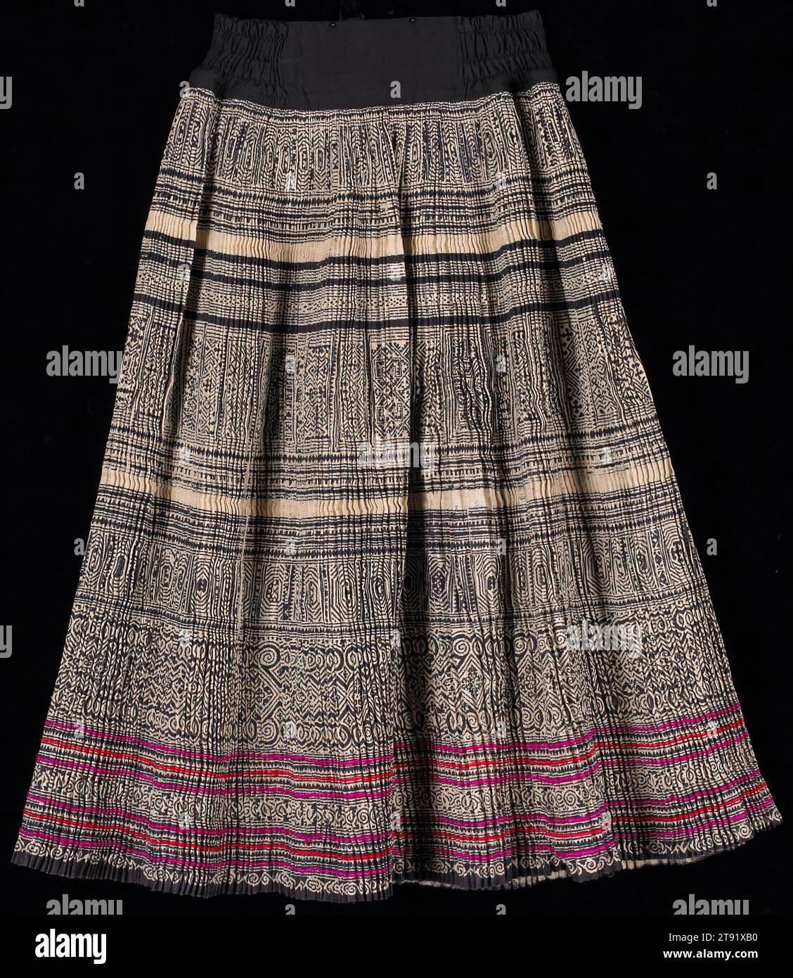 Rock, 20. Jahrhundert, 3/4 x 11 Zoll (75,57 x 27,94 cm), Baumwolle, synthetisch; wachsbeständig gefärbt, Applikation, Laos, 20. Jahrhundert, die Hmong sind ursprünglich aus China, aber in den letzten 200 Jahren sind viele von ihnen in andere Länder Südostasiens sowie Europa und Nordamerika ausgewandert. Für viele Hmong-Frauen ist traditionelle Kleidung nach wie vor eine Quelle kreativen Ausdrucks und kultureller Affirmation. Diese Kleidung wird besonders von der ganzen Gemeinde geschätzt, wenn sie zu Feiertagen getragen wird. Stockfoto