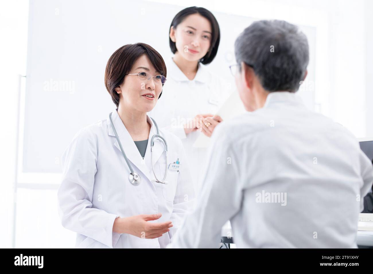 Patient und Arzt im Untersuchungsraum Stockfoto