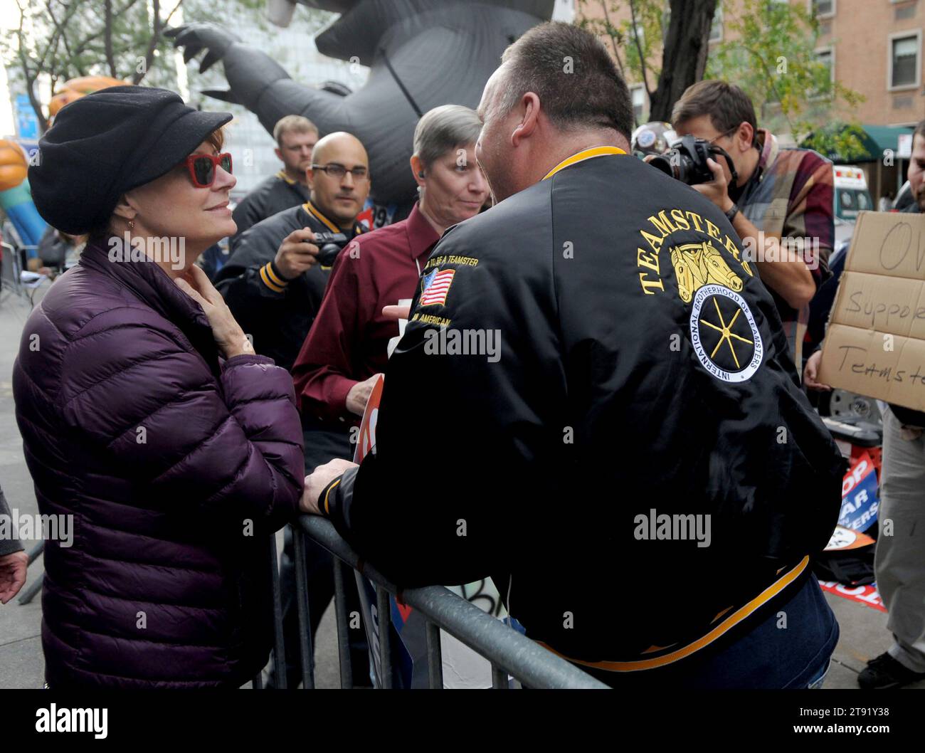 Manhattan, Vereinigte Staaten Von Amerika. Oktober 2011. NEW YORK, NY – 18. OKTOBER: Susan Sarandon trägt eine Teamsters-Jacke bei einer Arbeiterkundgebung, bei der Mitglieder der Occupy Wall Street-Community Teamsters vor dem Auktionshaus Sotheby's anschlossen, um gegen die Aussperrung von gewerkschaftskünstlern in New York zu protestieren. Am 18. Oktober 2011 in New York City. Personen: Susan Sarandon Credit: Storms Media Group/Alamy Live News Stockfoto