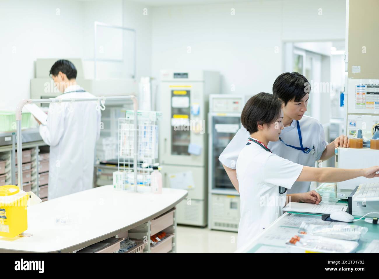 Krankenschwester, die sich elektronische Krankenakte ansieht Stockfoto