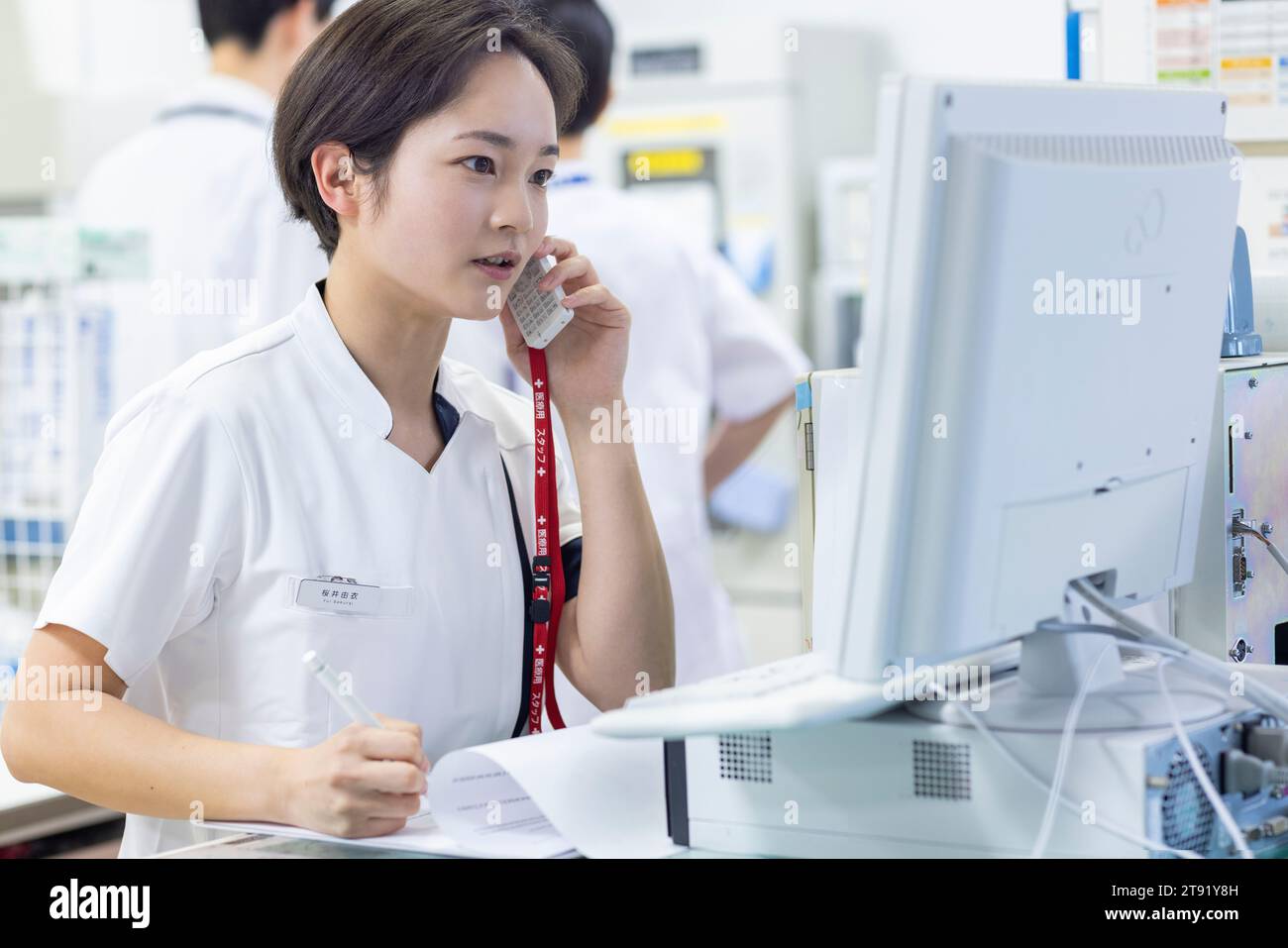Krankenschwester, die sich elektronische Krankenakte ansieht Stockfoto