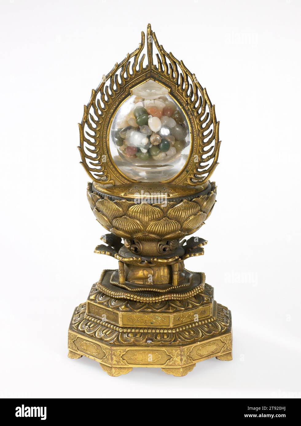 Buddhistisches Reliquiar in der Form eines Wunschjuwels, 16.-17. Jahrhundert, Unbekanntes Japanisch, 7 1/4 x 3 1/2 x 3/4 cm (18,42 x 8,89 x 9,53 cm), vergoldete Bronze, Steinkristall, Japan, 16.-17. Jahrhundert, die Aufbewahrung von Reliquien (Gebetsobjekte, die Körperteile verstorbener religiöser Figuren enthalten) ist seit dem Tod des historischen Weisen Sakyamuni in den 500er Jahren v. Chr. ein wichtiger Bestandteil des Buddhismus. Sakyamuni ist der Mann, der zuerst die Lehren dessen verbreitete, was Buddhismus werden würde. Er war der erste Mensch, der Erleuchtung erreichte, Leiden überwindete und buddha wurde. Stockfoto