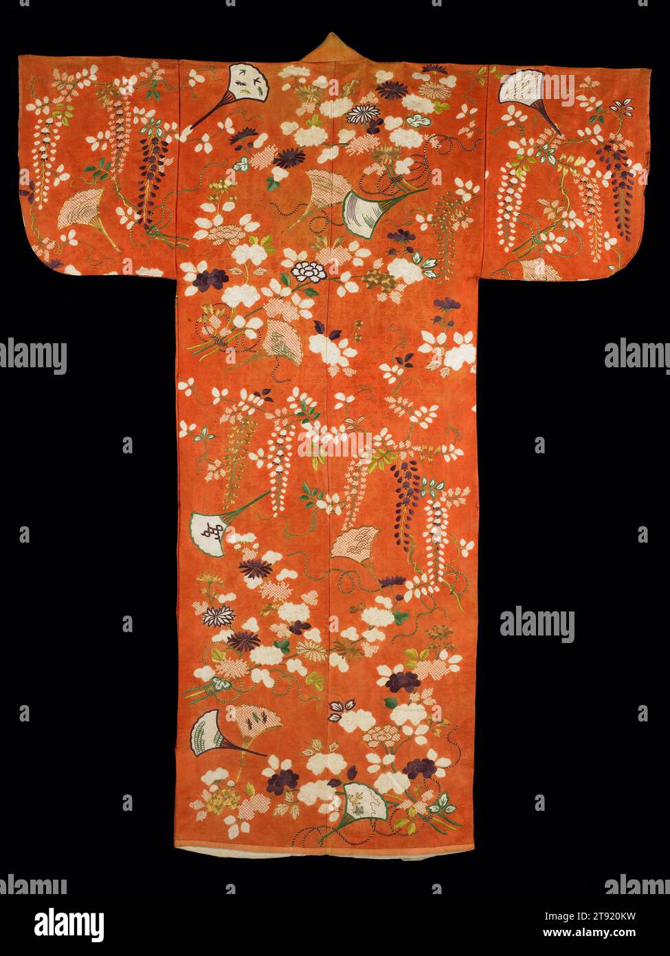 Kimono (Furisode) mit Design von Pfingstrosen, Chrysanthemen, Glyzinien und Fans, Ende des 18. Jahrhunderts, unbekanntes Japanisch, 65 1/2 x 50 1/4 Zoll (166,37 x 127,64 cm), Damaszener Seide, Seide und Metallic-Garne, Japan, 18. Jahrhundert, während der japanischen Edo-Zeit (1603–1868) war es für junge unverheiratete Frauen üblich, Furisode zu tragen, eine Art Kleid mit langen, hängenden Ärmeln. Junge Frauen der Handels- und Kriegsklasse bevorzugten opulente, sogar etwas extravagante Designs. Das Design und die Dekoration dieses Gewandes deuten darauf hin, dass es einst eine Furisode für eine jüngere Frau war, die es nach ihrer Hochzeit trug Stockfoto