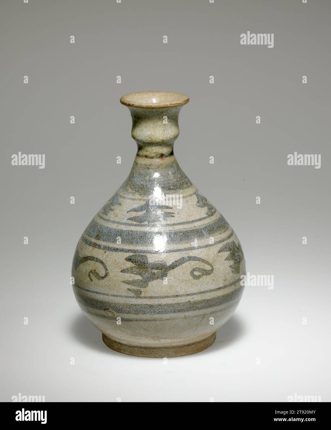 Vase, 1. Jahrhundert v. Chr. - 1. Jahrhundert CE, 6 3/16 x 4 5/16 x 4 5/16 Zoll (15,72 x 10,95 x 10,95 cm), glasierte Keramik, Thailand, 1. Jh. v. Chr. - 1. Jh. n. Chr Stockfoto