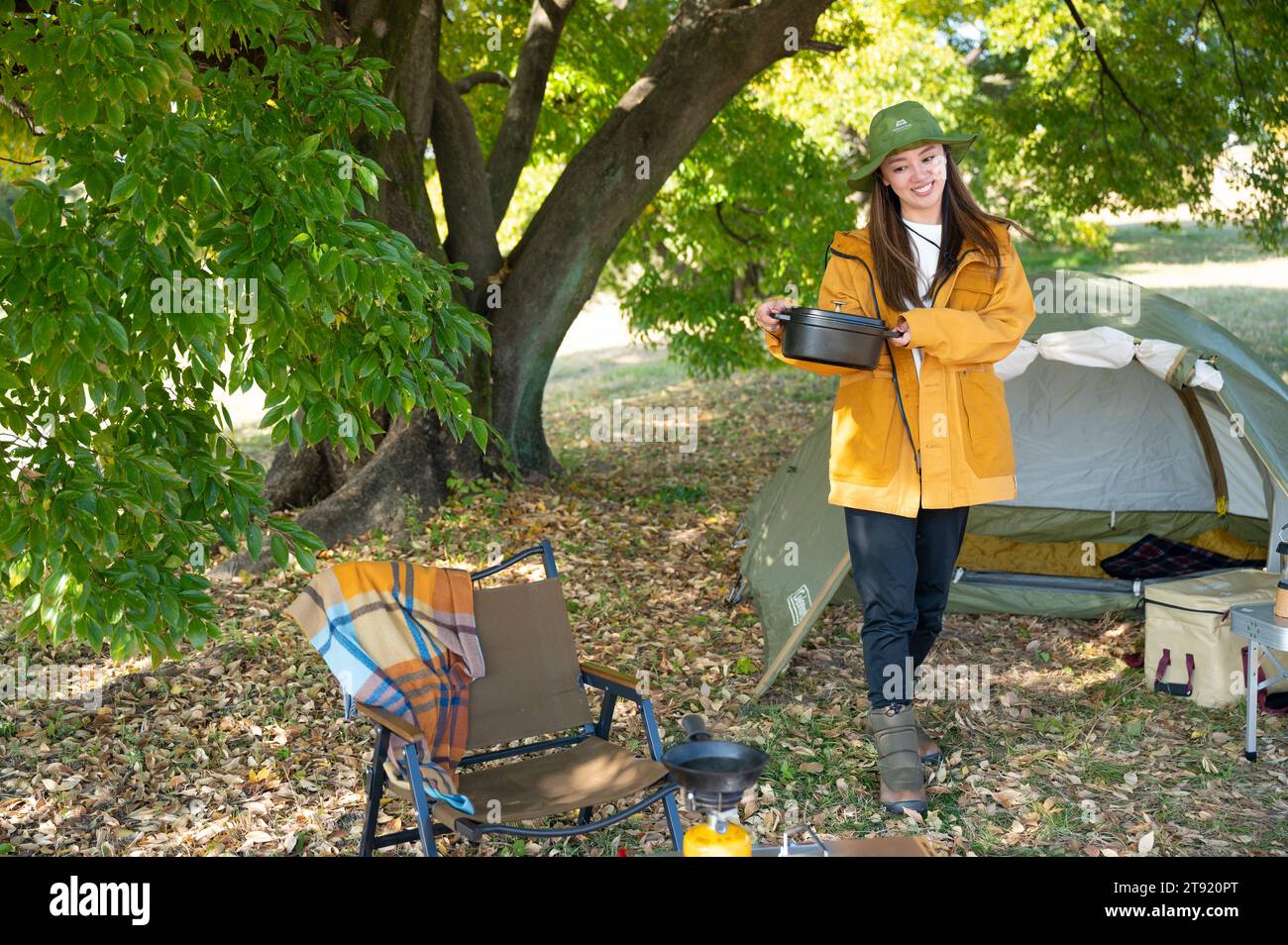 Frau, die alleine campt Stockfoto