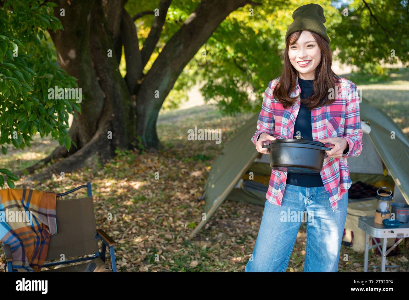 Frau, die alleine campt Stockfoto