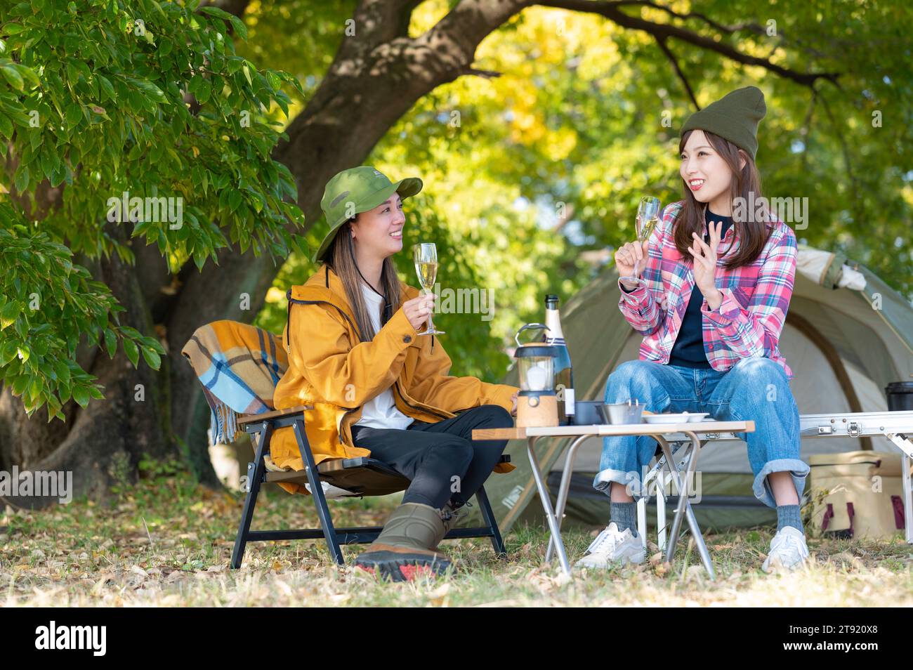 Zwei Frauen, die gerne campen Stockfoto