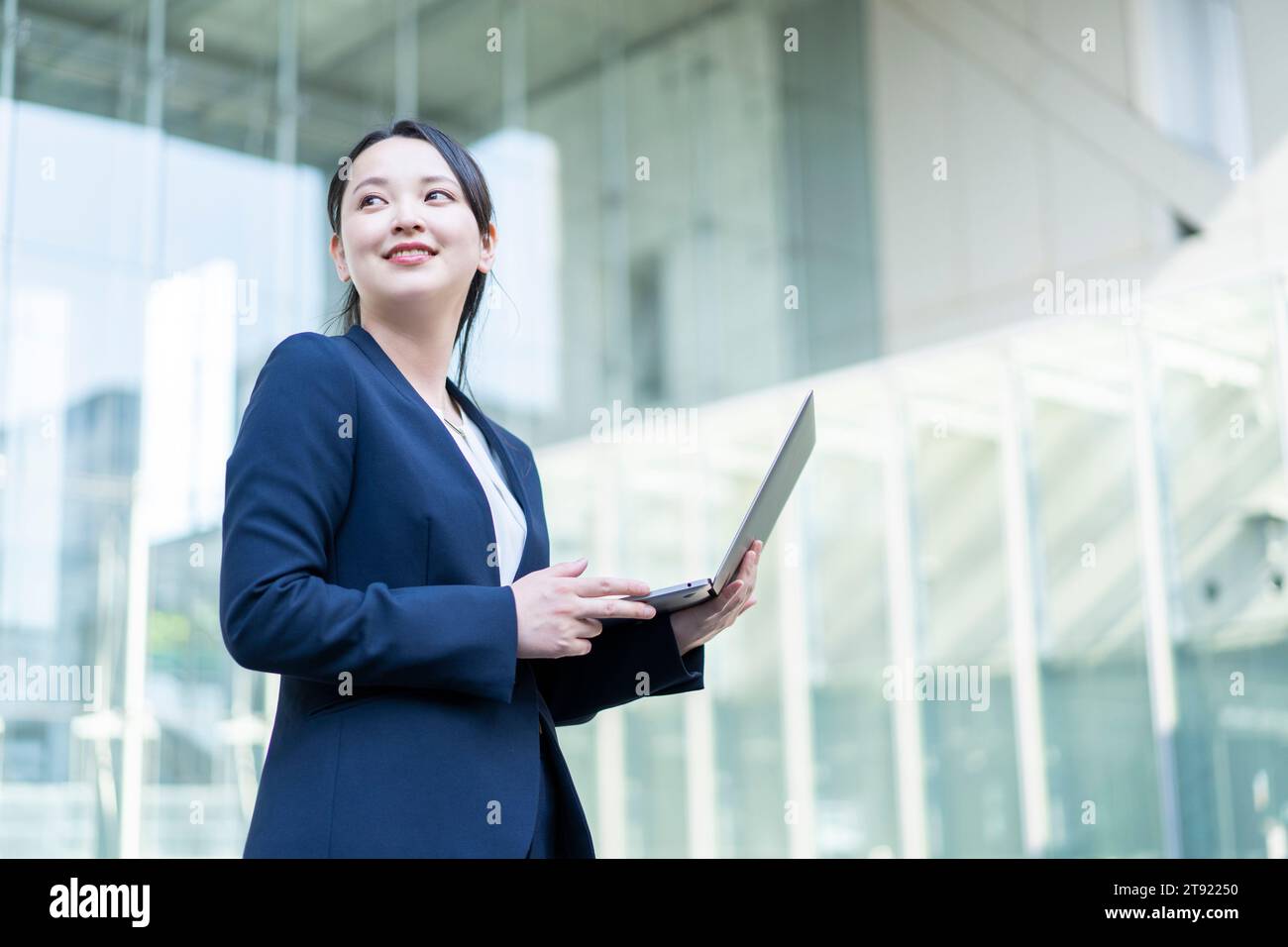 Geschäftsfrau mit Computer Stockfoto