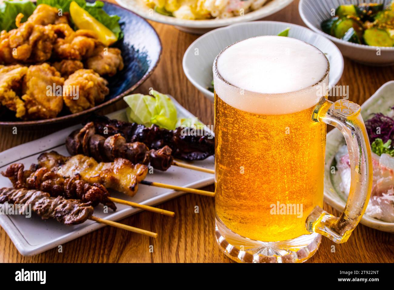 Bier vom Fass und Essen in einem japanischen Izakaya Stockfoto