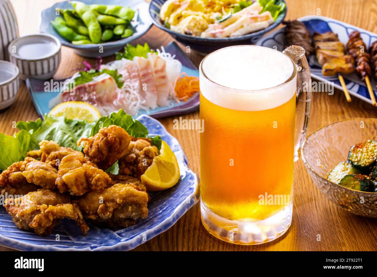 Bier vom Fass und Essen in einem japanischen Izakaya Stockfoto
