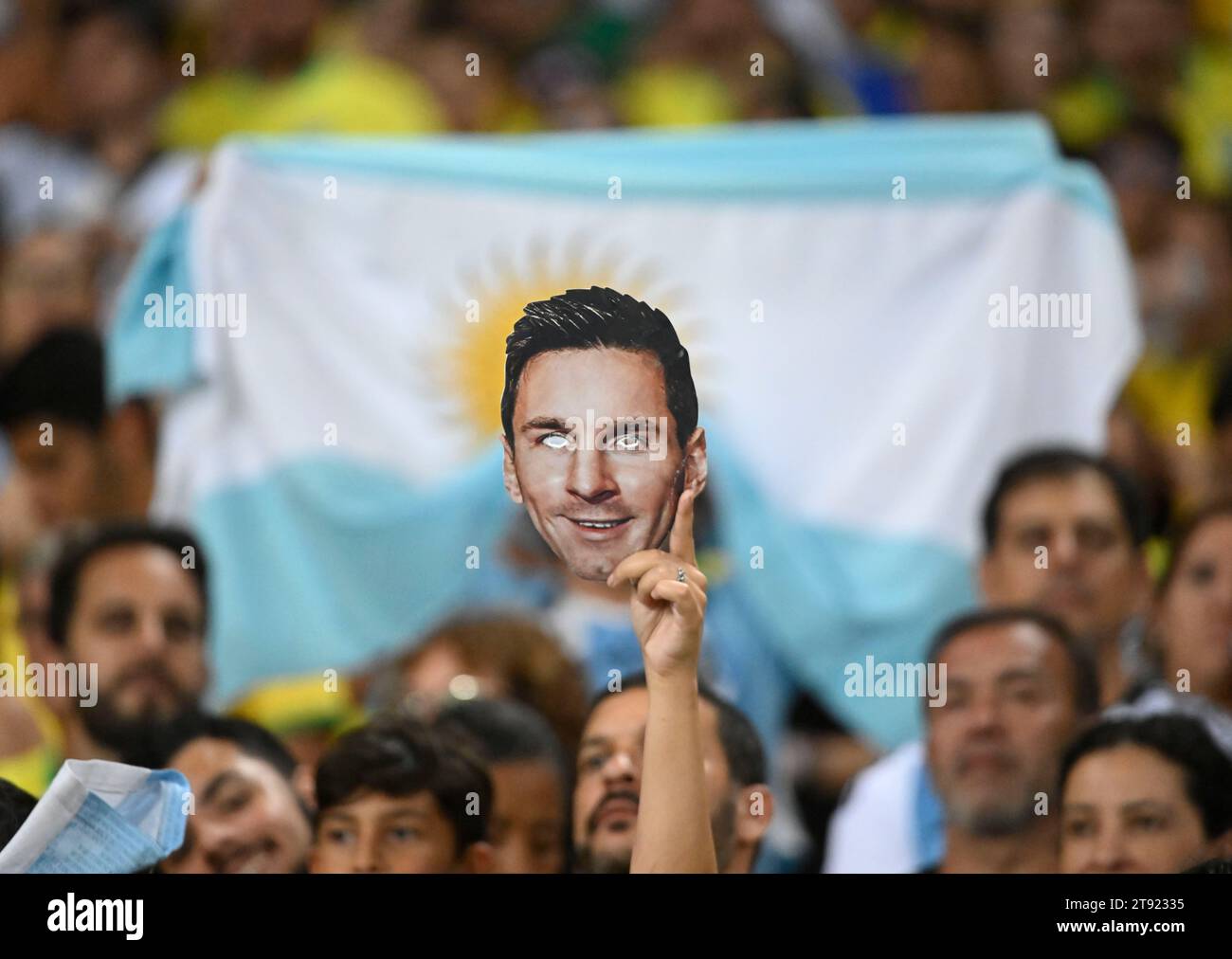 Rio de Janeiro-Brazil, 21. November 2023, kämpfen Anhänger der brasilianischen Fußballmannschaft mit Anhängern der argentinischen Nationalmannschaft während des Spiels zwischen den Teams im Stadion Maracanã. Polizeikampf mit Fans Credit: Andre Paes/Alamy Live News Stockfoto