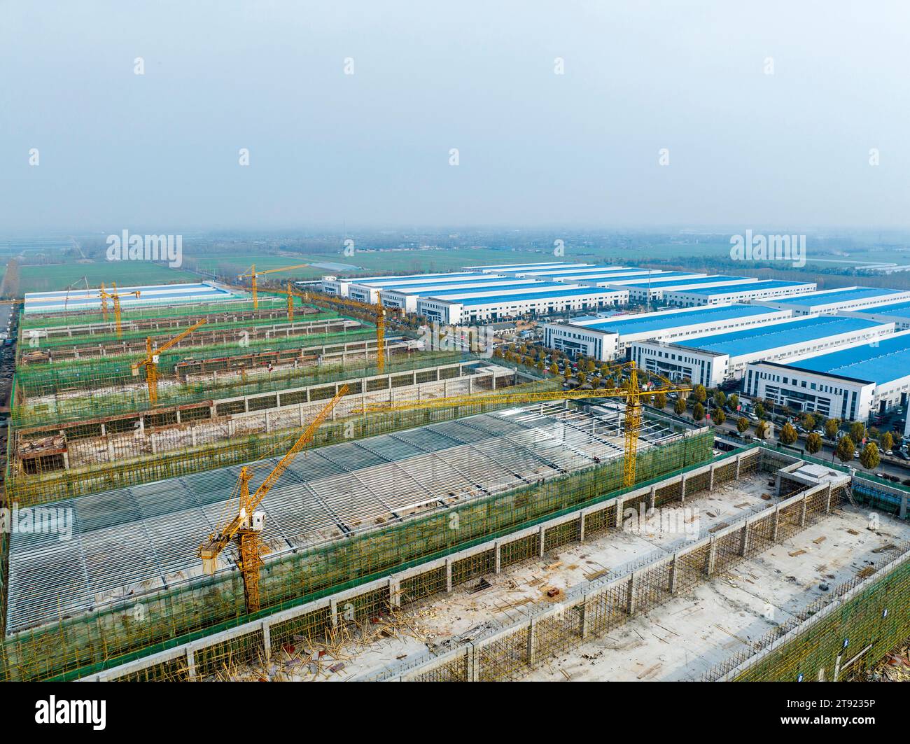 LIANYUNGANG, CHINA 22. NOVEMBER 2023 Arbeiter arbeiten auf der